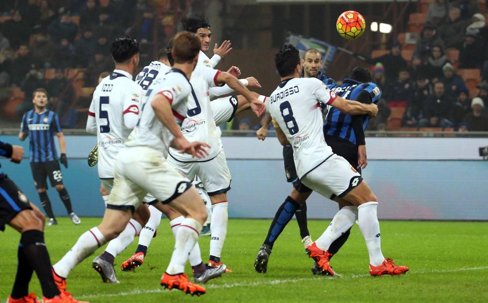 Ljajic, sullo sfondo, osserva la parabola appena calciata su punizione: nessuno la tocca,  il gol partita di Inter-Genoa. Ansa